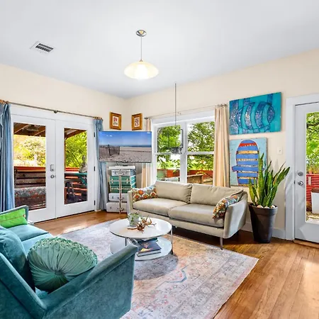 Eclectic 3 Bedroom Block From South Congress